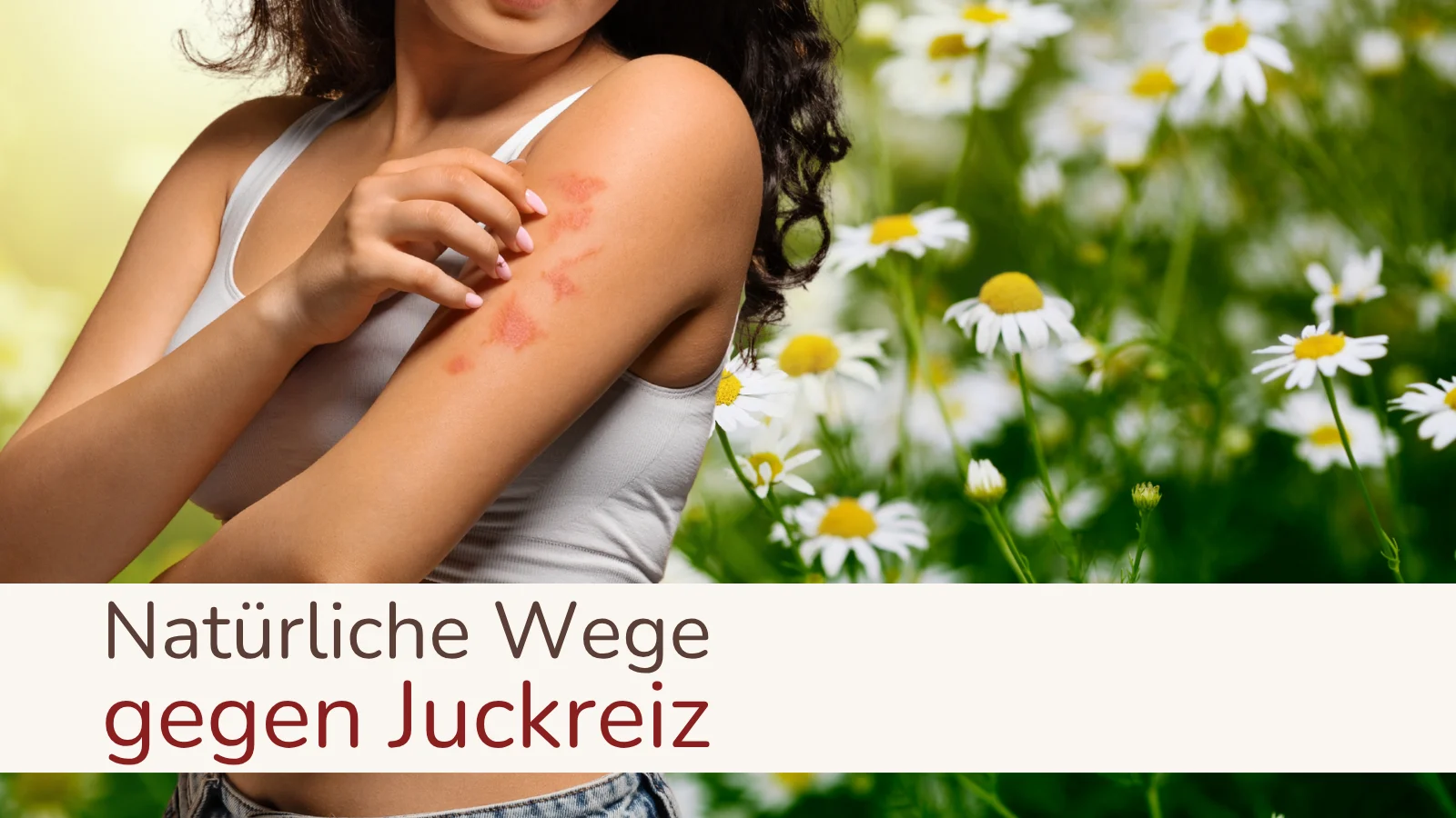 Frau mit geröteter, juckender Haut am Oberarm vor Kamillenblüten als Symbol für natürliche Linderung bei Juckreiz.