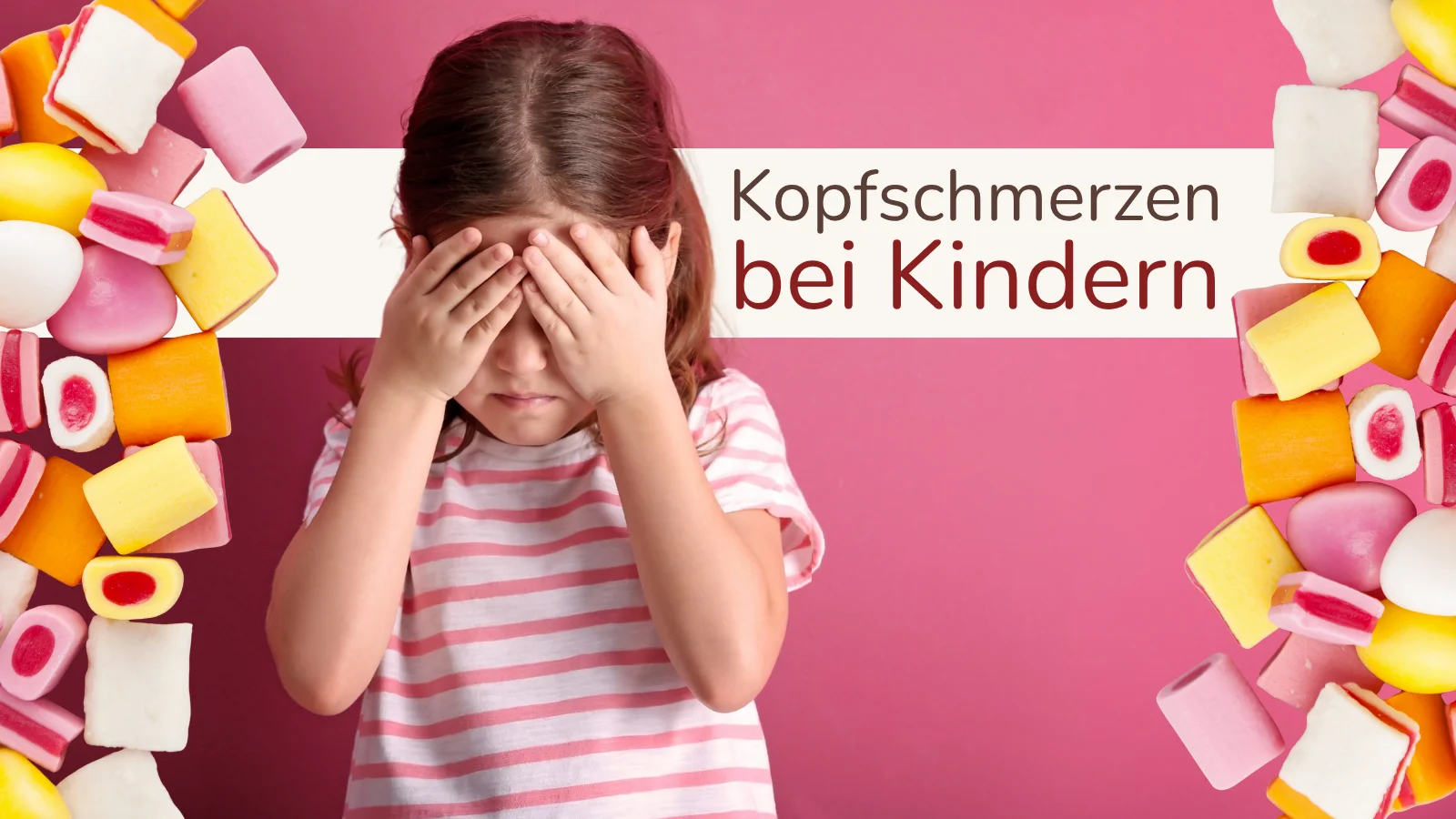 Kind hält sich bei Kopfschmerzen die Hände vor das Gesicht, daneben bunte Süßigkeiten als möglicher Auslöser.