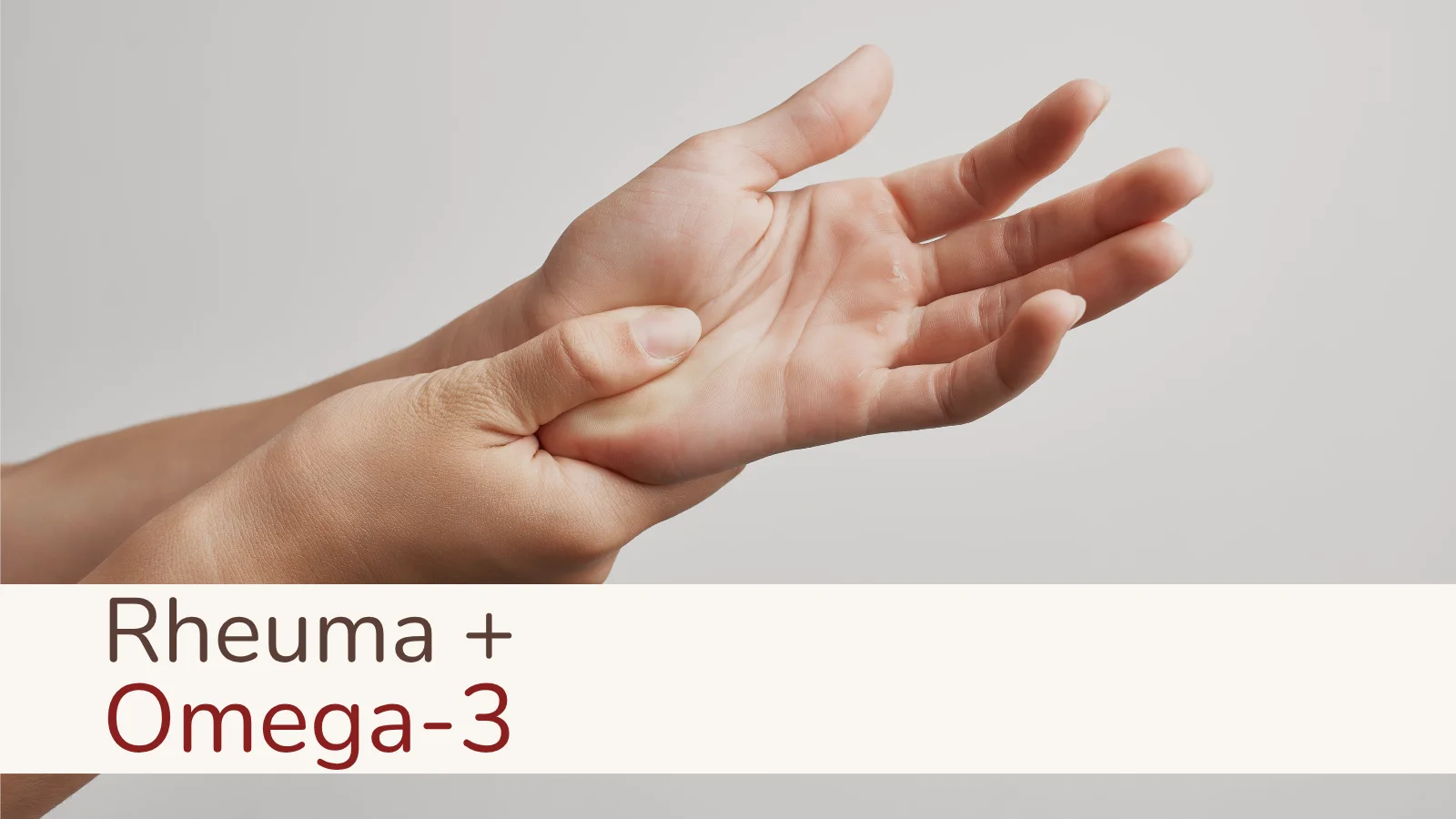 Nahaufnahme einer Hand, die wegen Gelenkbeschwerden gehalten wird, als Symbol für Rheuma und mögliche Linderung durch Omega-3.