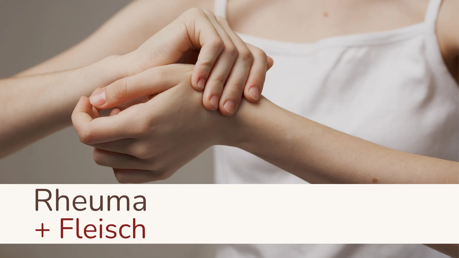 Frau hält sich das Handgelenk