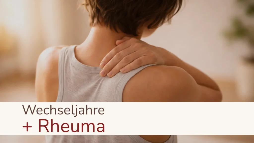 Frau fasst sich an Schulter/Nacken