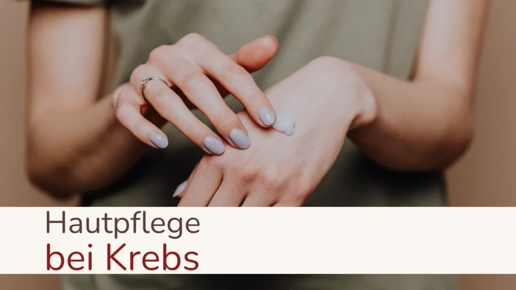 Eine Frau cremt sich die Hände ein