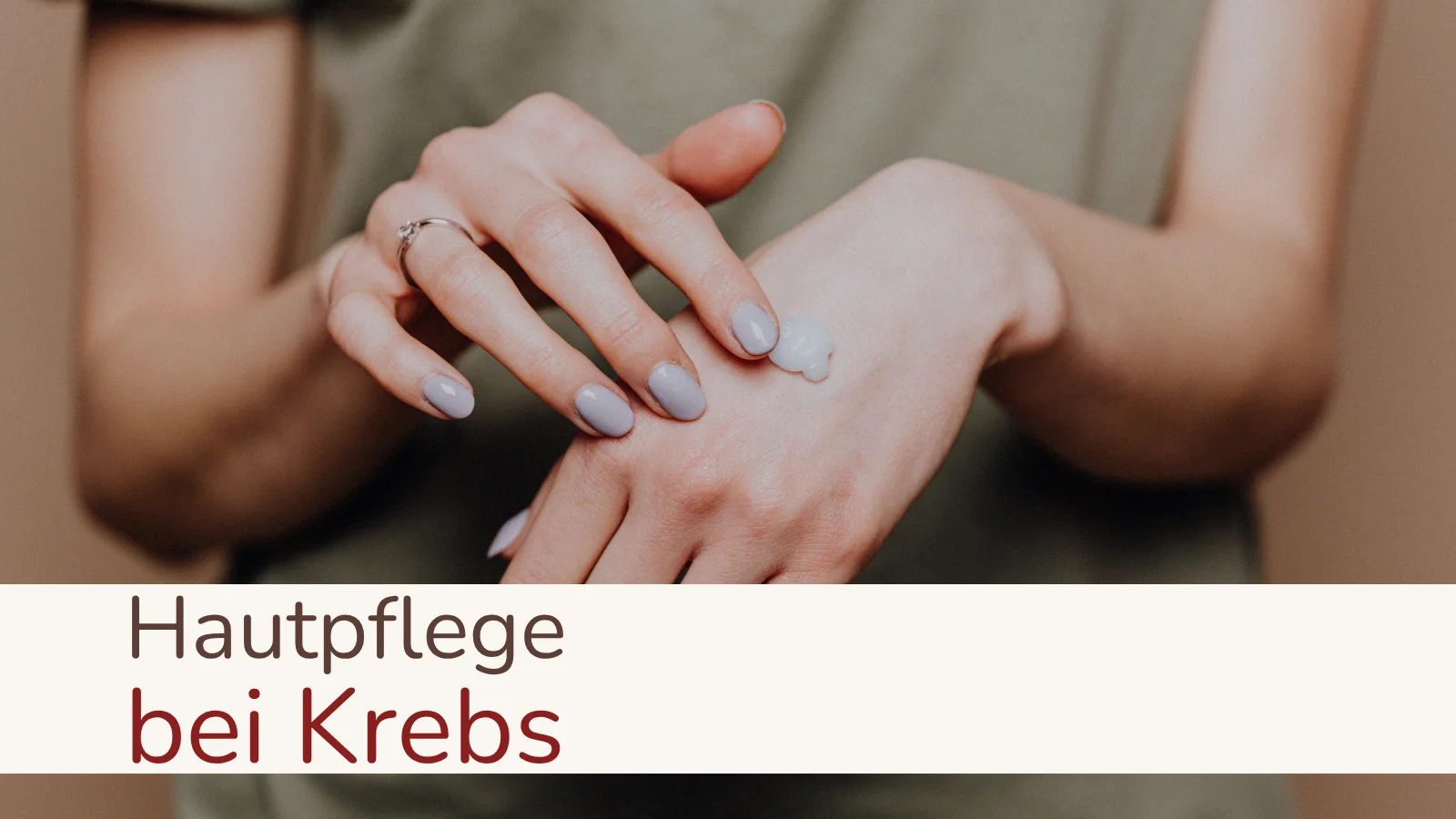 Eine Frau cremt sich die Hände ein